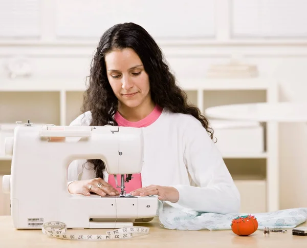 Mujer Hispana Atractiva Adulta Usando Máquina Coser Casa — Foto de Stock