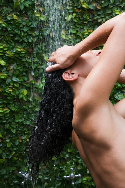 Vista Ángulo Bajo Mujer Desnuda Tomando Ducha —  Fotos de Stock