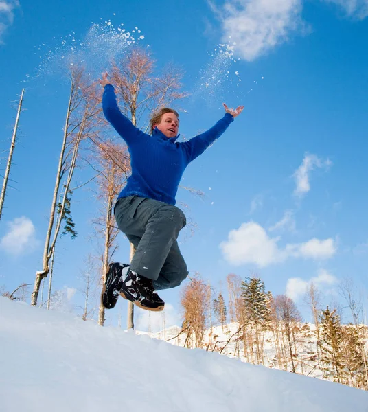 雪に飛び込む男 — ストック写真