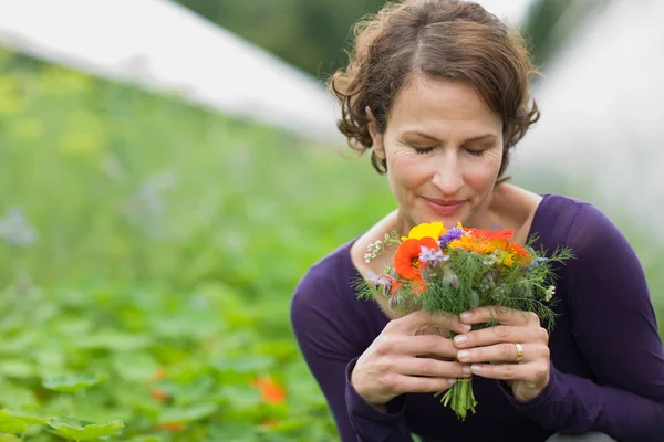 Adulto Caucásico Hembra Jardinero Oliendo Flores Invernadero — Foto de Stock