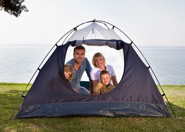 Família Acampar Com Barraca Por Mar — Fotografia de Stock