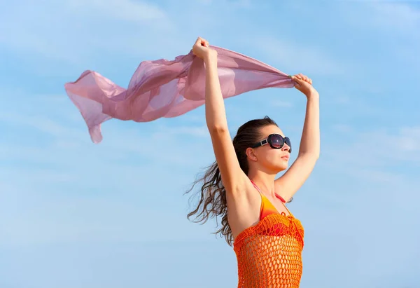 Žena Létající Látka Pláži — Stock fotografie