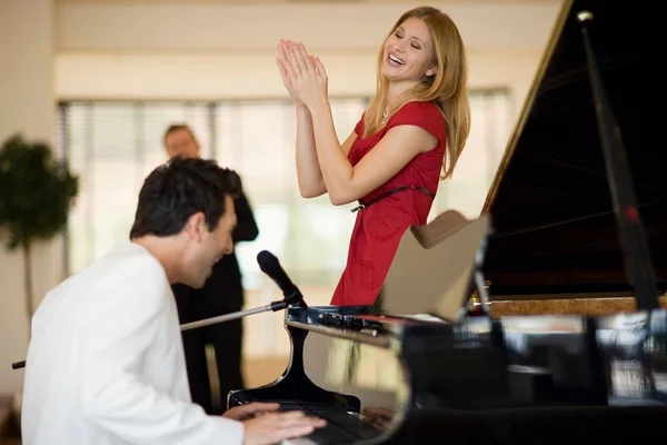 Klavierspielerin Und Singendes Mädchen — Stockfoto