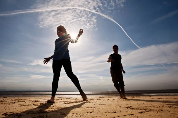 Jeune Jolie Caucasien Couple Silhouettes Courir Sur Plage — Photo