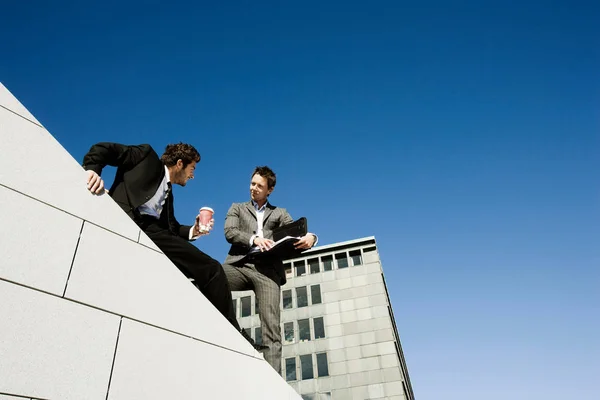 屋根の上のビジネスの男性 — ストック写真