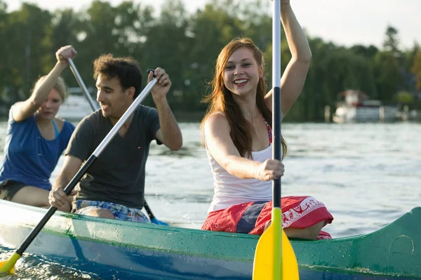 Deux Filles Homme Canoë — Photo