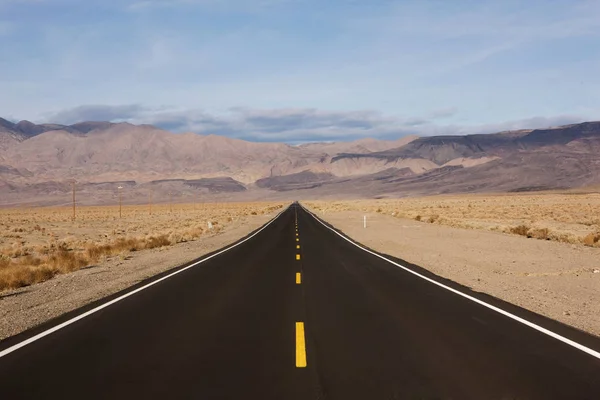 Lege Weg Woestijn Omringd Met Bergen Blauwe Bewolkte Hemel Horizon — Stockfoto