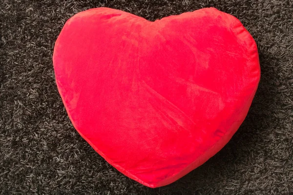 Ovanifrån Röd Kudde Med Hjärta Form — Stockfoto