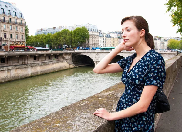 Молодая Красивая Кавказская Женщина Глядящая Реку Сена Париже — стоковое фото