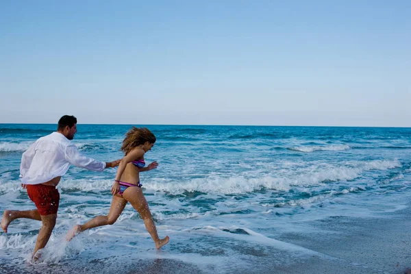 Coppia Che Corre Sulla Spiaggia — Foto Stock