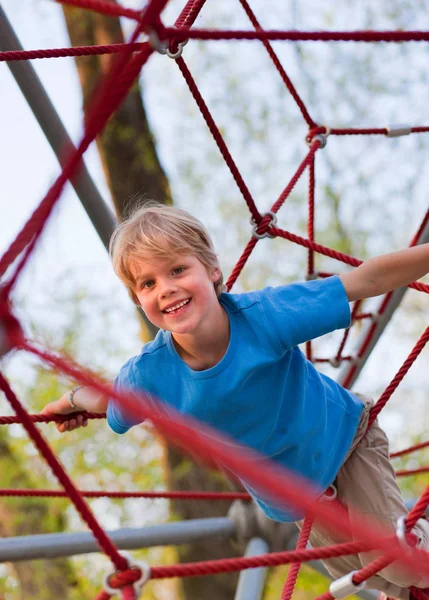 Ragazzo Arrampicata Parco Giochi — Foto Stock