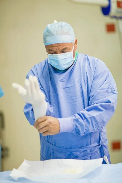 Хірург Тягне Латексні Рукавички — стокове фото