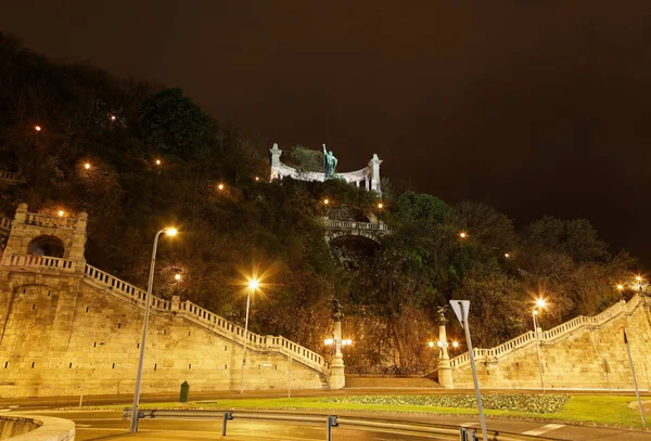 Düşük Açılı Görünüş Gellert Anıtın Budapeşte Macaristan — Stok fotoğraf
