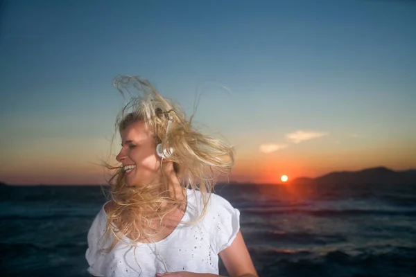Young Woman Wears Ear Phones Sunset — Stock Photo, Image