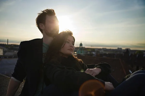 Joven Atractivo Multi Étnico Pareja Disfrutando Vista Ciudad —  Fotos de Stock