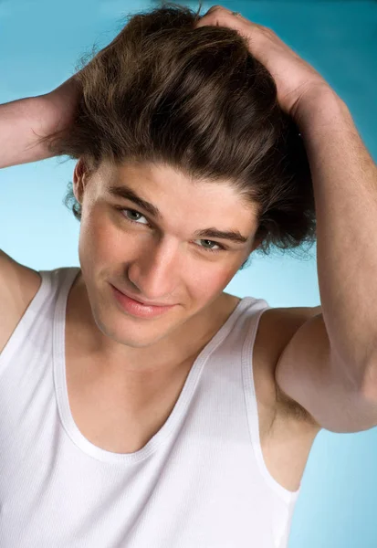 Mladý Muž Ruce Vlasy Portrét — Stock fotografie
