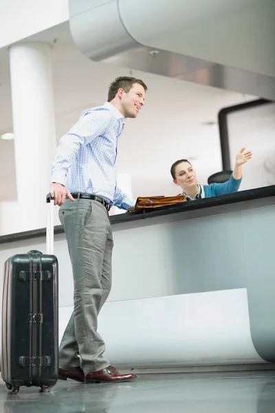 Recepcionista Mostrando Camino — Foto de Stock