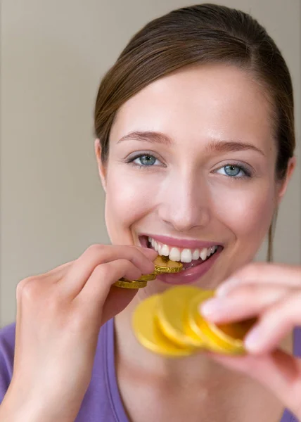 Frau Beißt Auf Goldmünzen — Stockfoto