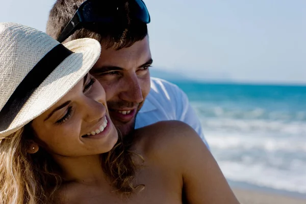 Casal Praia Abraçando — Fotografia de Stock