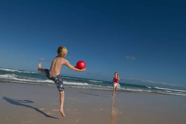 Bambini Che Giocano Con Palla Rossa Sulla Spiaggia — Foto Stock