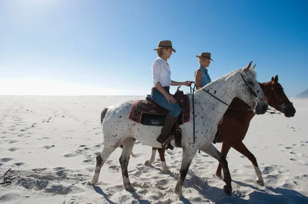 Twee Mensen Paardrijden Paarden Het Zand — Stockfoto