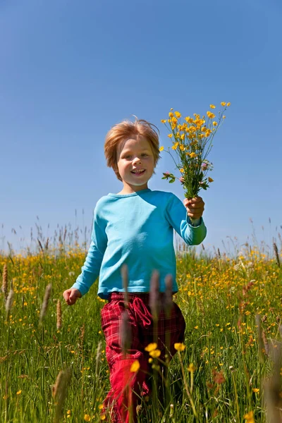 Junge Trägt Blumenstrauß — Stockfoto