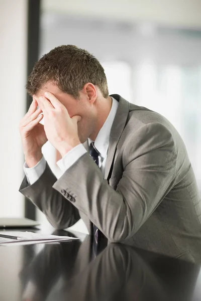 Verzweifelter Geschäftsmann Sitzt Tisch — Stockfoto