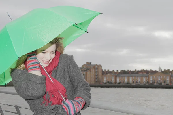 Jonge Vrouw Met Groene Paraplu — Stockfoto