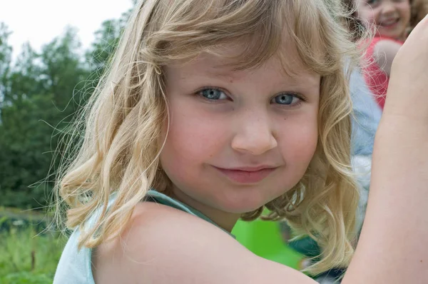 Fille Jouer Sur Balançoire Dans Jardin — Photo