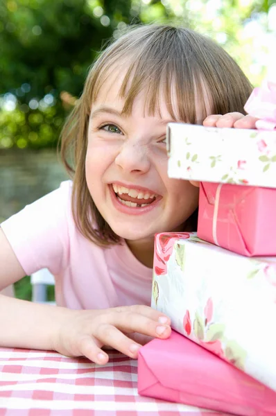 Menina Feliz Prestes Abrir Presentes — Fotografia de Stock