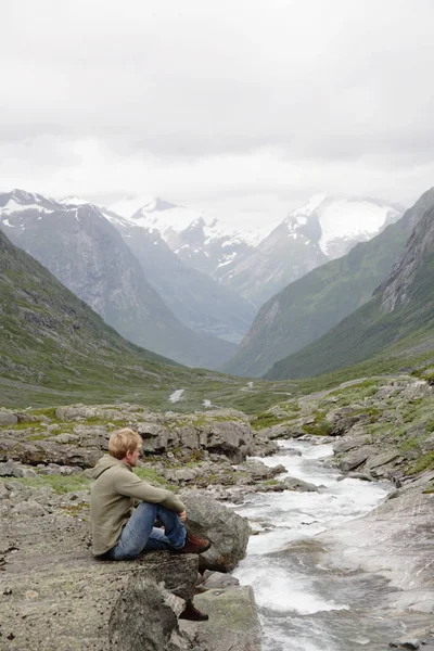 Man Sitting Stream Mountains — Stock Photo, Image