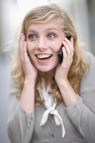 Mujer Sorprendida Teléfono —  Fotos de Stock