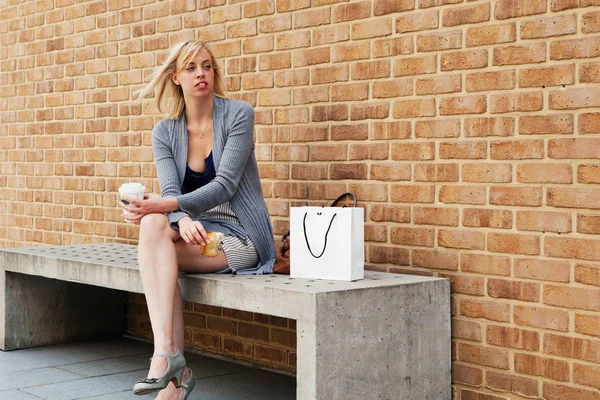 Atraente Jovem Caucasiano Mulher Coffee Break — Fotografia de Stock