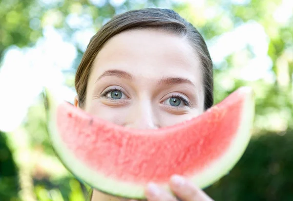 Žena Drží Smajlík Vodní Meloun — Stock fotografie