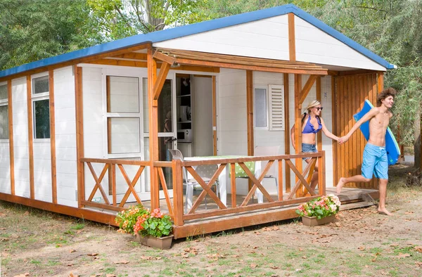 Jeune Couple Quitte Cabine Pour Plage — Photo