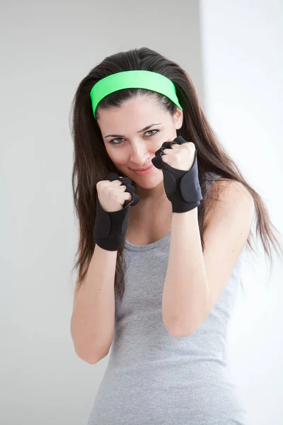 Defensivo Jovem Bela Mulher Caucasiana Vestindo Luvas Boxe — Fotografia de Stock