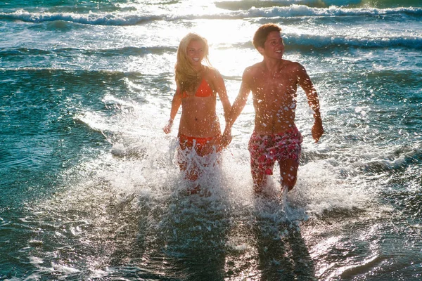 Cple Run Sea Hold Hands Sunset — Stock Photo, Image