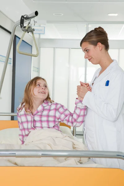 Krankenschwester Hält Mädchen Die Hand — Stockfoto