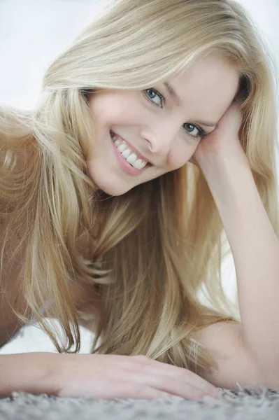 Glimlachend Jonge Vrij Blond Haar Vrouw Liggend Tapijt — Stockfoto
