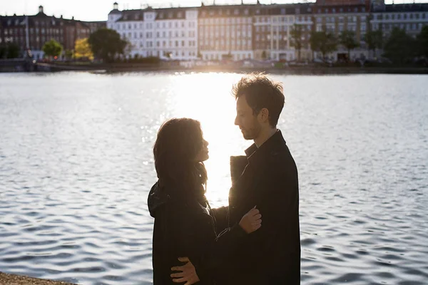 Jovem Atraente Multi Casal Étnico Junto Lago Cidade Olhando Uns — Fotografia de Stock