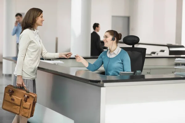 Recepcionista Comunicándose Con Empresaria — Foto de Stock