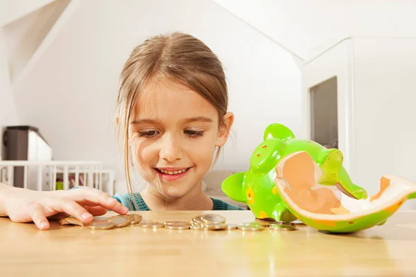 Kleines Kaukasisches Mädchen Zählt Münzen Aus Sparschwein — Stockfoto