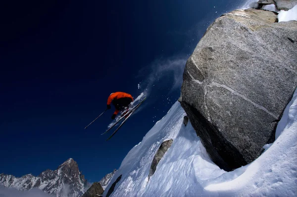 Vista Angolo Basso Dello Sciatore Che Salta Sopra Una Montagna — Foto Stock