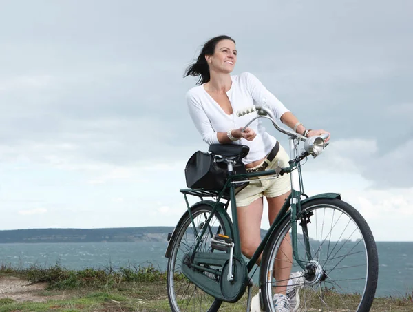 Mujer Con Bicicleta Cerca Del Mar — Foto de Stock