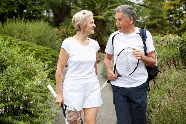 Seniores Caucasianos Casal Tenisplayers Andando Falando Parque — Fotografia de Stock