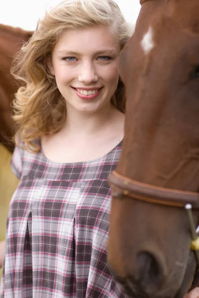 Retrato Una Joven Con Caballos —  Fotos de Stock