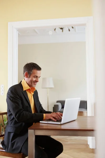 Adulto Bello Caucasico Uomo Digitando Sul Computer Portatile Casa — Foto Stock