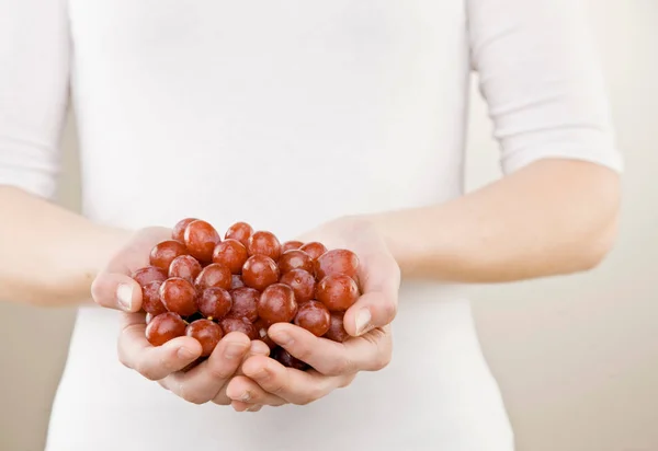 Mujer Sosteniendo Racimo Uvas — Foto de Stock