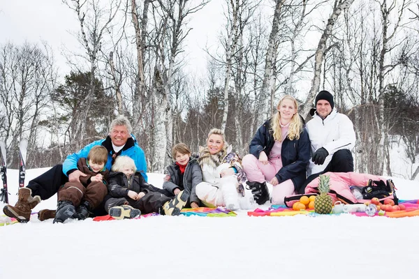 雪の中で家族の肖像画 — ストック写真