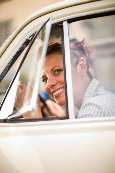 Mujer Sonriendo Coche —  Fotos de Stock